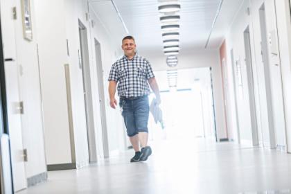 El-installatør Jim Brorsbøl styrer al el på Gødstrup Sygehus Mand går mod kameraet i en lys og hvid gang